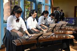ご来訪を締めくくる昼食会前に船橋市立御滝中学校の生徒たちが琴を演奏