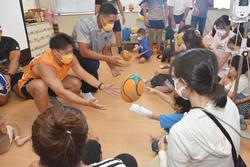 【9月】船橋市をホームタウンとするクボタスピアーズ船橋・東京ベイの選手が、市立医療センターの小児病棟を慰問しました。