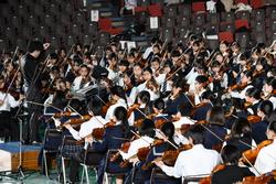 【小中学校合同管弦楽】市内小中学校10校440人による合同管弦楽が行われ、山本音弥氏の指揮のもと「ディズニー・マジック」の華々しいメロディーが奏でられました