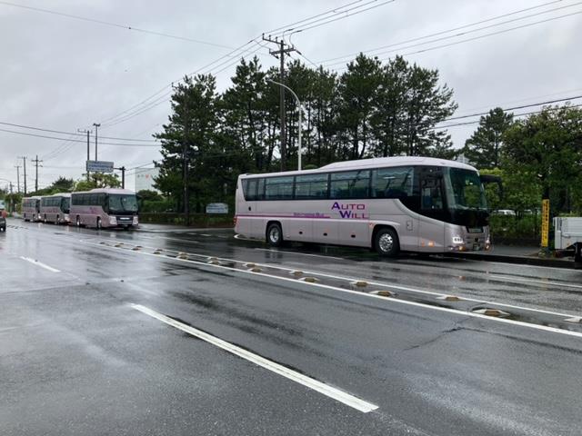 大型バス4台で出発(若松公園前)