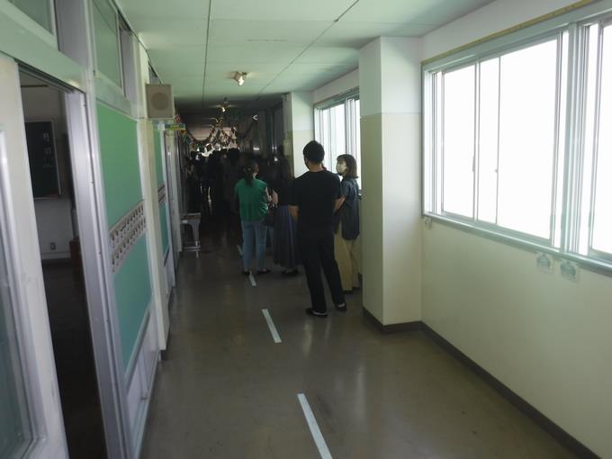 教室前の廊下に並んでいただきました
