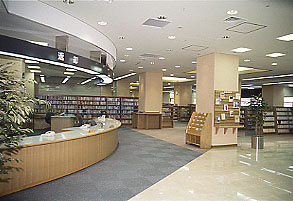 中央図書館（写真）