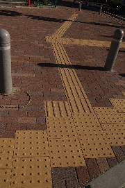 歩道の黄色いブロック