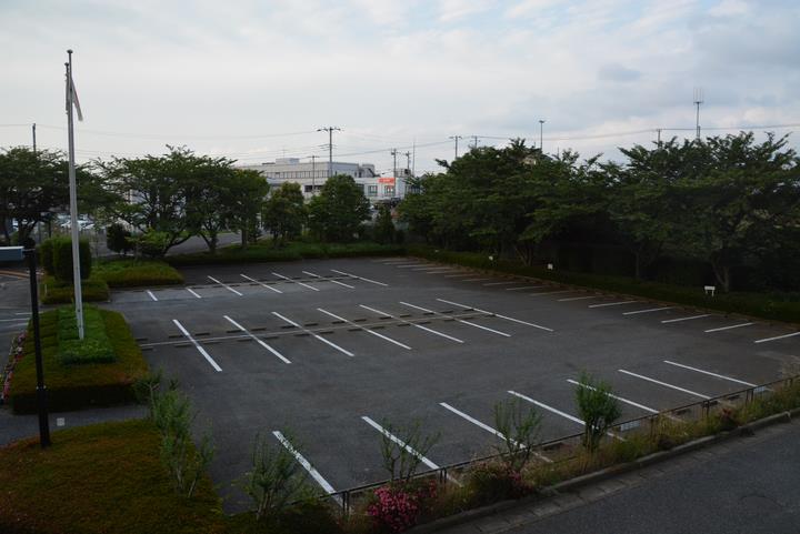 隣接する駐車場は、大型のロケバスも駐車できます。