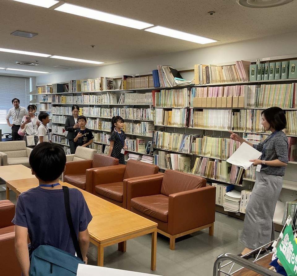 図書室（米原議員、つぐみ議員）