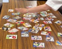 防災かるたの体験をしている写真です
