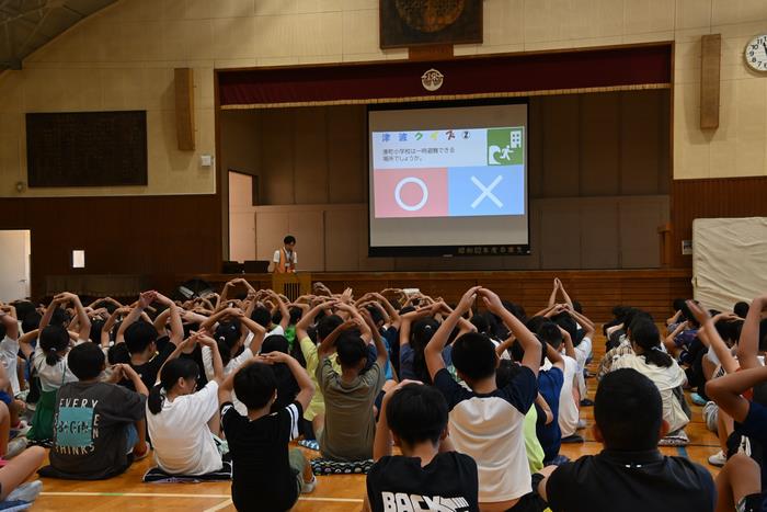 防災講話を聴く児童の様子
