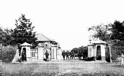 Omkring 1898 husede det sydøstlige Narashino Øvelsesområde det 13. - 16. kavaleri.Her ligger nu Nihon Universitet og Toho Universitet (1909)