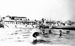 Funabashi Havbadestrand.Funabashi Strand, som er kendt både for badning og indsamling af hjertemuslinger, ligger i bekvem afstand fra Tokyo downtown (omk. 1925 til 1930)