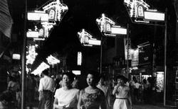 Ibrugtagning af neonlys på indkøbsgaden i Honmachi (1956)