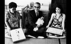 Funabashi befolkning var nu 300.000.I midten ses borgmester Saburo Watanabe (1969)