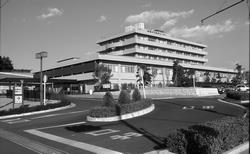 Åbning af Funabashi Medical Center.I perioden 1975 -1985 var der stor fokus på forbedring af velfærd og sundhed (1983)