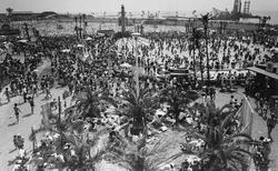 Sommerens største attraktion var"Golden Beach".Det højeste antal besøgende var på over 100.000 om dagen (billede fra 1965)