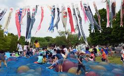 Carp streamers in Funabashi H. C. Andersen Park. They appear to be swimming comfortably.
