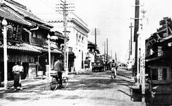 The middle area of Honcho-dori Street (photographed in the early Showa era (mid-20th century))