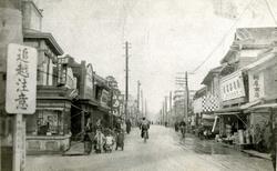 Around the middle of Honcho-dori Street (photographed in 1937)