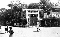 Near the gate of the Ohi Shrine, a.k.a. Funabashi Daijingu (photographed in 1940)