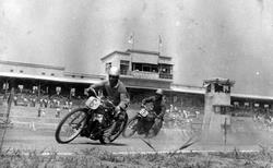 The first prefecturally operated Funabashi Auto Race was held in 1950. (photographed in 1953)