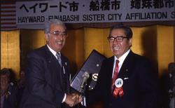 Signing of a sister-city agreement between Funabashi and Hayward City in the United States (photographed in 1986)