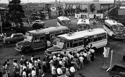 There were always people standing in line to get on buses connecting Funabashi Station and the center (photographed in 1957)