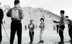 Opening of the Highland Ski Area in 1962. The slope covered in plastic brushes wows the world (photographed in 1964)