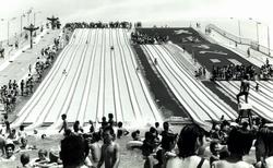 The artificial ski area was turned into an amusement park with large water slides in summer. Photos of it were introduced in a major overseas magazine (photographed in 1964)