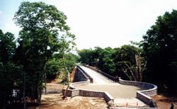 El "Puente del Sol" tiene unos 100 m de largo y unos 13 m de altura desde la superficie del agua.Lo que sostiene el sólido puente por detrás, es la pasión de los artesanos de aquel momento.