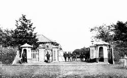 En la parte sureste del campo de entrenamiento de Narashino, había un cuartel de los regimientos de caballería 13 al 16 establecido en la década de los 1897.