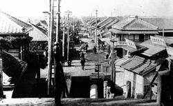 Honcho-dori visto desde las escaleras del Gran Santuario de Funabashi. (Mediados de la era Taisho)