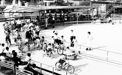 Patines y pista de bicicletas (fotografiado en 1960)