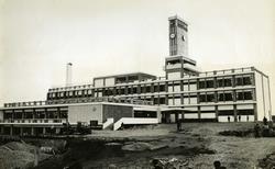 竣工した市役所新庁舎（昭和34年）