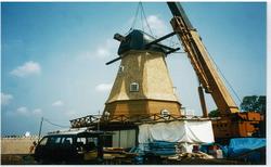 メルヘンの丘のシンボルとなる風車。風車の羽根は、デンマークから取り寄せ、現地と同じ工法で作業が進められました。