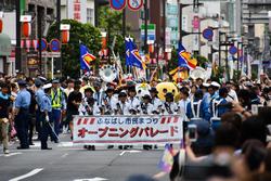 本町・宮本通りで行われたオープニングパレード（以下、7月30日撮影）