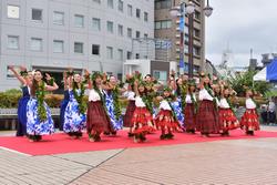 船橋駅北口「おまつり広場」は歌や踊りのステージで大にぎわい