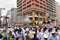 「本町みこし」と「湊町みこし」がスクランブル交差点で行き交う様は圧巻！