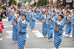 浴衣姿が連なる民謡パレード