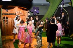 館内の「アンデルセンスタジオ」では子どもたちの演劇「童話・親指姫」が披露されました