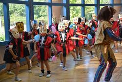 船橋市立高根小学校児童による神楽の演舞が昼食会場を盛り上げました