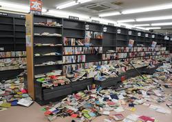 地震により本が落下