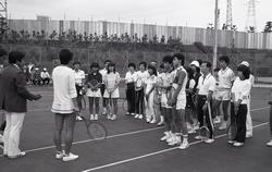 日本の女子選手として初めて、ウインブルドンダブルスを優勝する快挙を達成した名選手、吉田和子（旧姓 沢松）氏によるテニス教室が行われました。