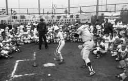 野球界のレジェンド山内一弘氏、江藤慎一氏らを招いて行われた少年野球教室が行われました。