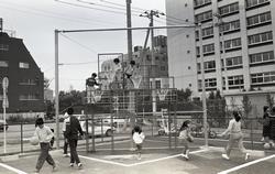 スポーツ健康都市宣言一周年記念日の昭和59（1984）年10月10日、市内3カ所（市役所・市民文化ホール・中山競馬場）にオープンしたまちかどスポーツ広場。
