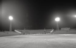 「夜間でも利用できるよう照明設備をつけてほしい」との要望を受け、昭和53（1978）年、運動公園野球場にナイター設備が完成しました。