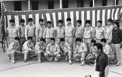 昭和61（1986）年、市立船橋高等学校が全国高校駅伝大会で初優勝した際に着ていたユニフォームにも、汗一平のマークが飾られ、全国に発信しました。