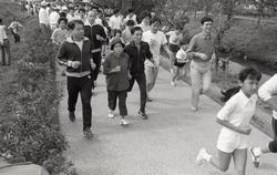 昭和60（1985）年に完成した“海老川ジョギングロード”。詰めかけた多くの人たちが市場から八栄橋までの一周2キロメートルのコースで健脚を競いました。