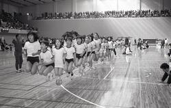 昭和63（1988）年には、市内の小学校40校から児童約1,400人が参加した「第1回大縄跳び大会」が開催されました。