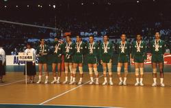【市船男子バレー部】平成2（1990）年3月25日、男子バレー部が第21回全国高校バレーボール選抜優勝大会で念願の初優勝を果たしました。