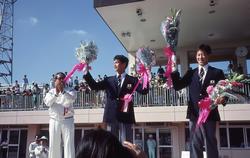 市船出身のソウルオリンピック水泳で金メダルを獲得した鈴木大地選手と体操で銅メダルを獲得した佐藤寿治選手が、昭和63（1988）年10月10日のスポーツの祭典に登場。