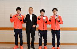 東京2020オリンピックで市船出身の橋本大輝選手と谷川航選手、船橋ジュニア体操クラブ出身の萱和磨選手は体操男子団体総合に出場し、堂々の演技で銀メダルを獲得しました。