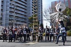 【1月】市無形民俗文化財に指定されている「梯子乗りと木遣り歌」が市役所前で披露されました。